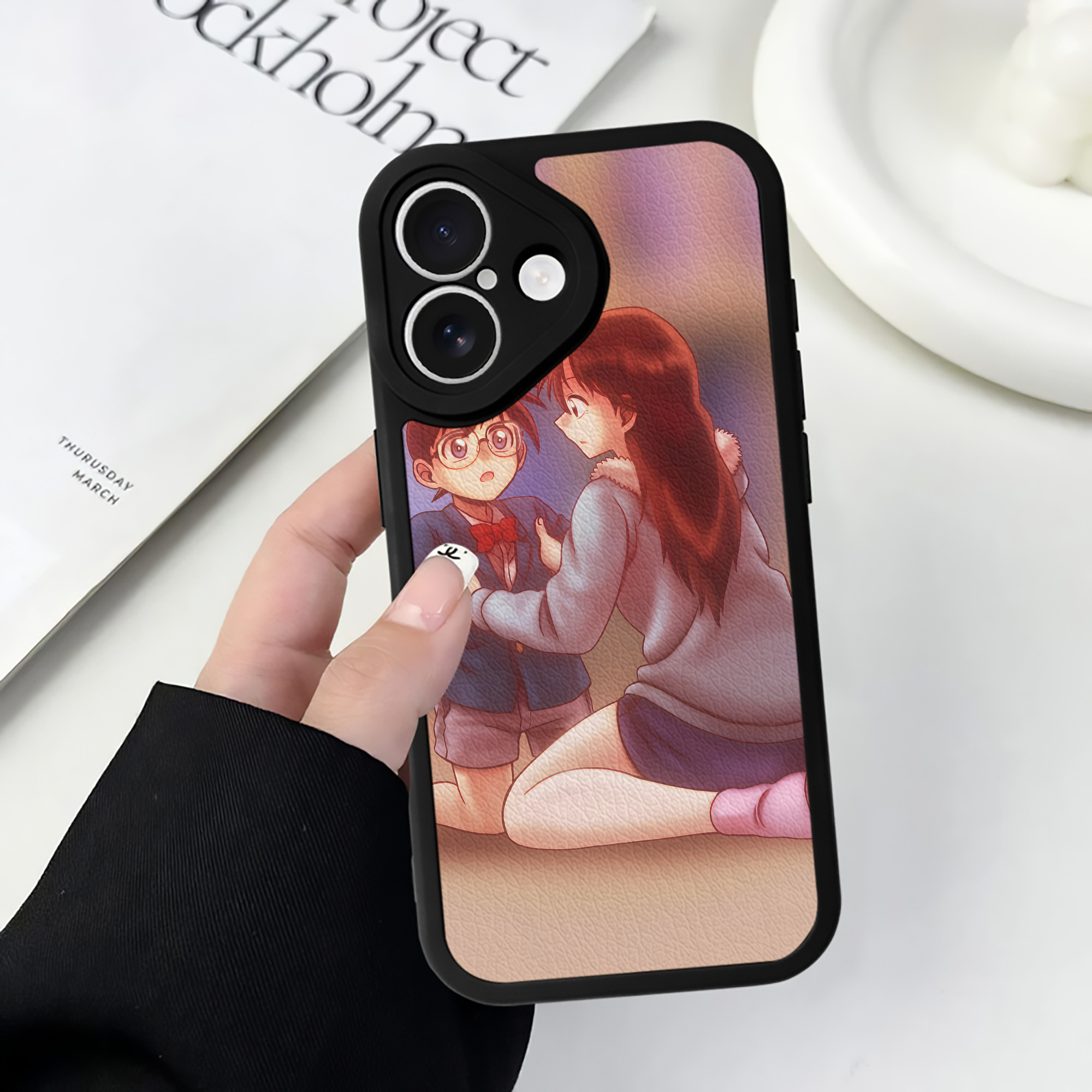 （画像用） 名探偵コナン Detective Conan 【iPhone 16シリーズ対応】シリコンスマホケース（レザー調） 材質：シリコン